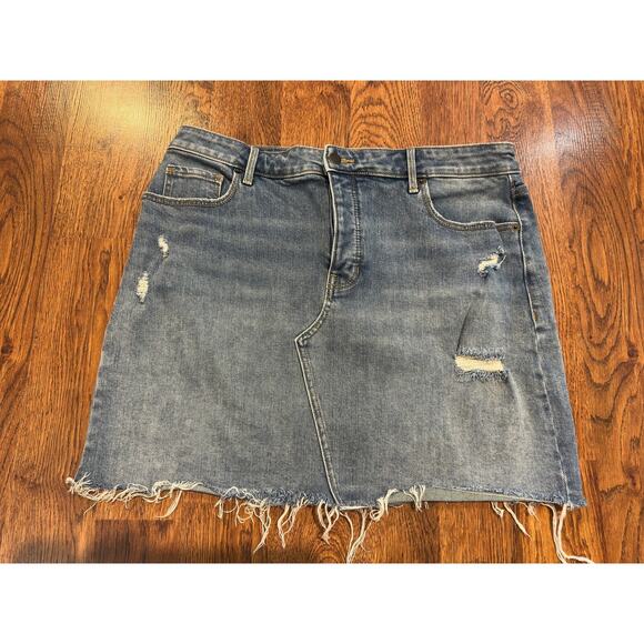 Old Navy Women's Raw Hem Distressed Denim Mini Skirt Medium Wash Size 14 - Picture 1 of 8
